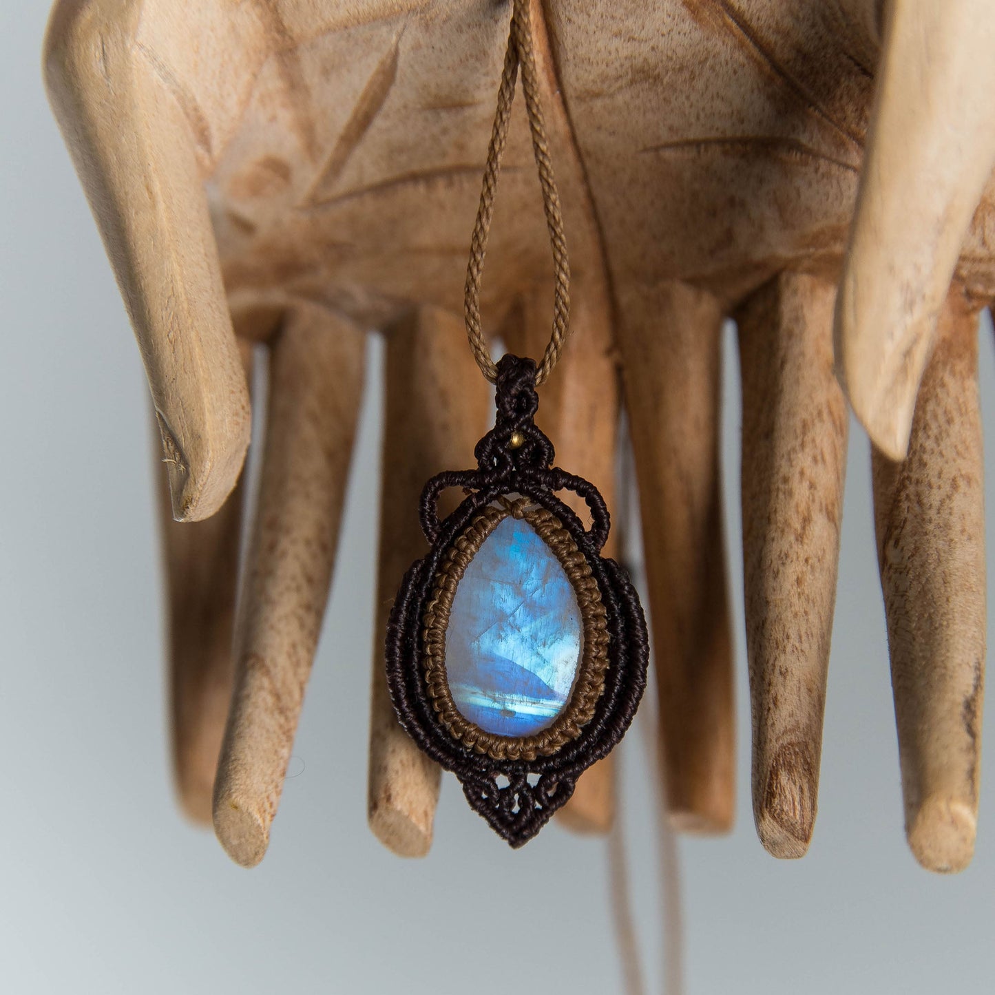 Collar con Piedra Lunar