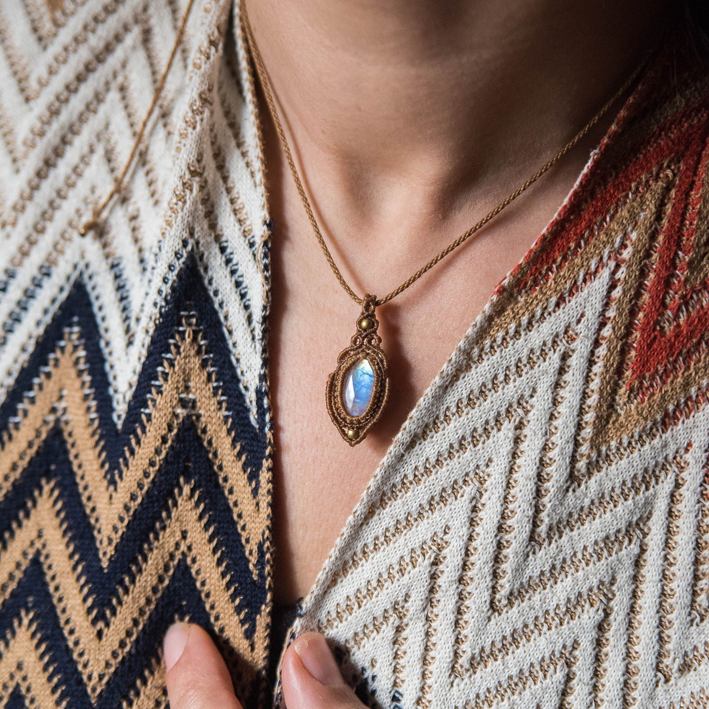 Collar con Piedra Lunar
