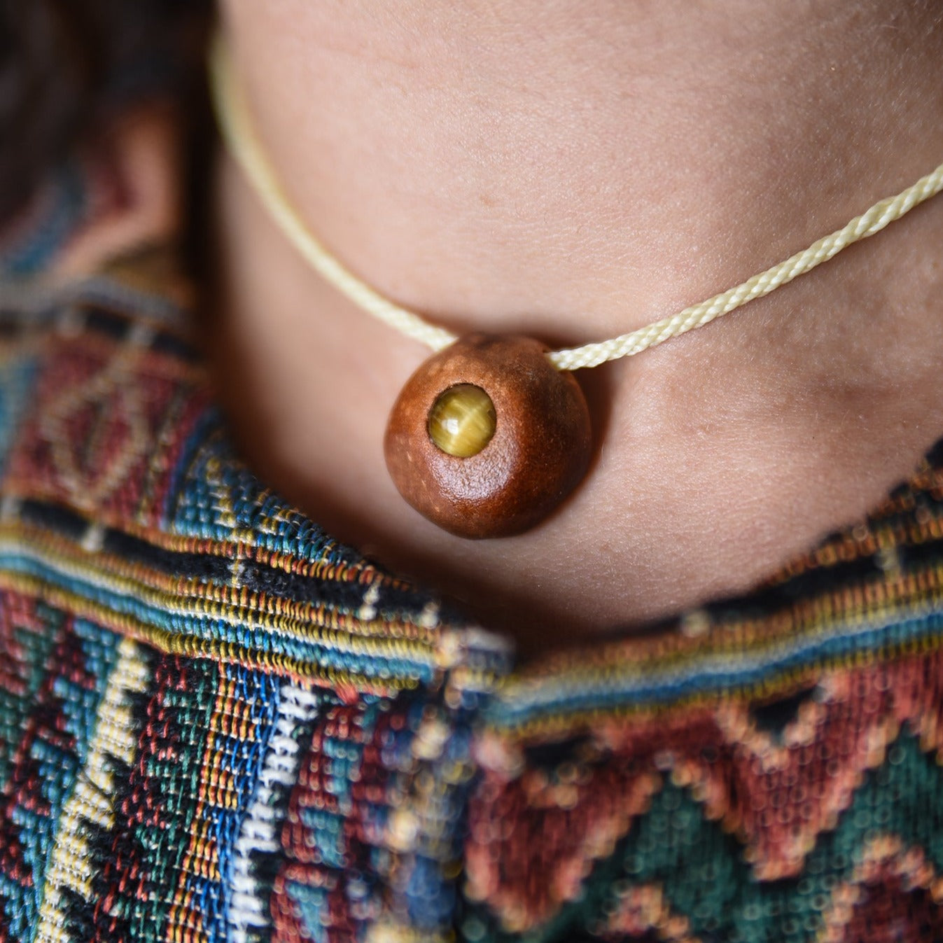 Collar con aguacate y Ojo de tigre dorado