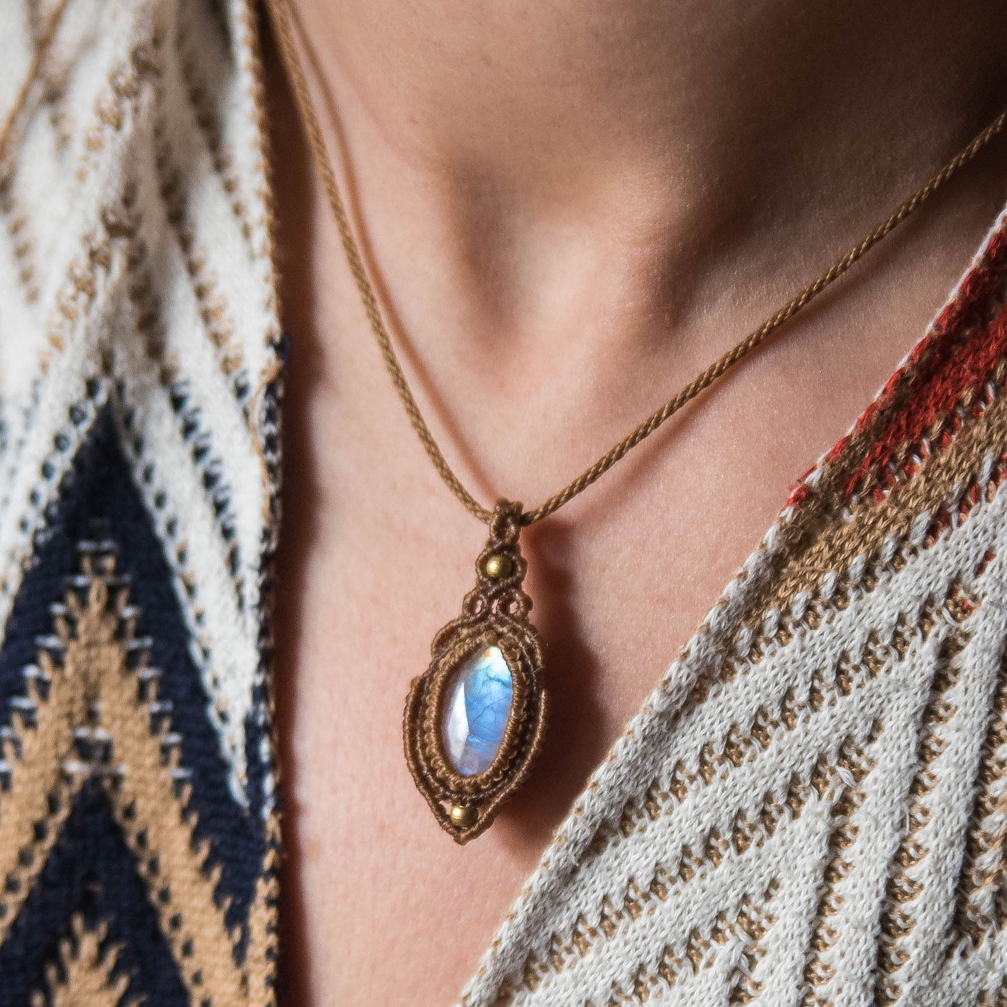 Collar con Piedra Lunar