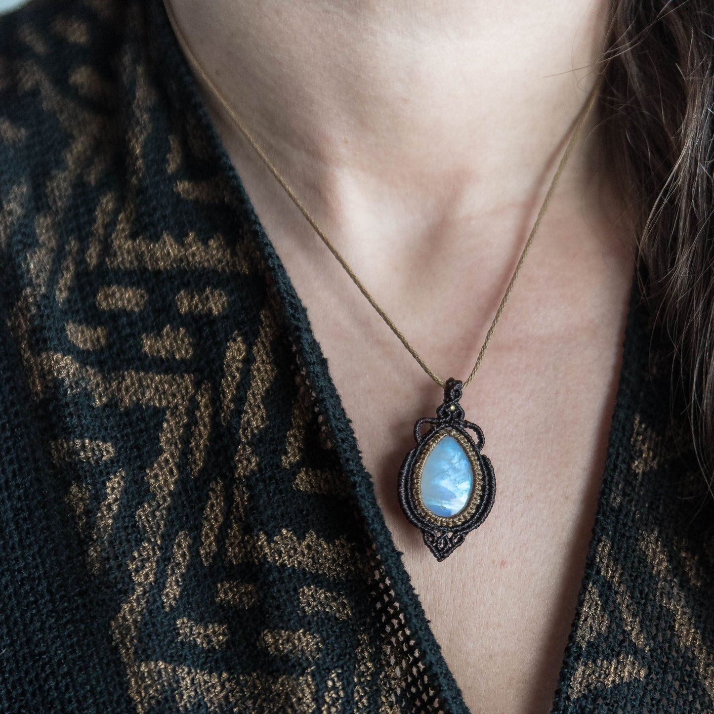 Collar con Piedra Lunar