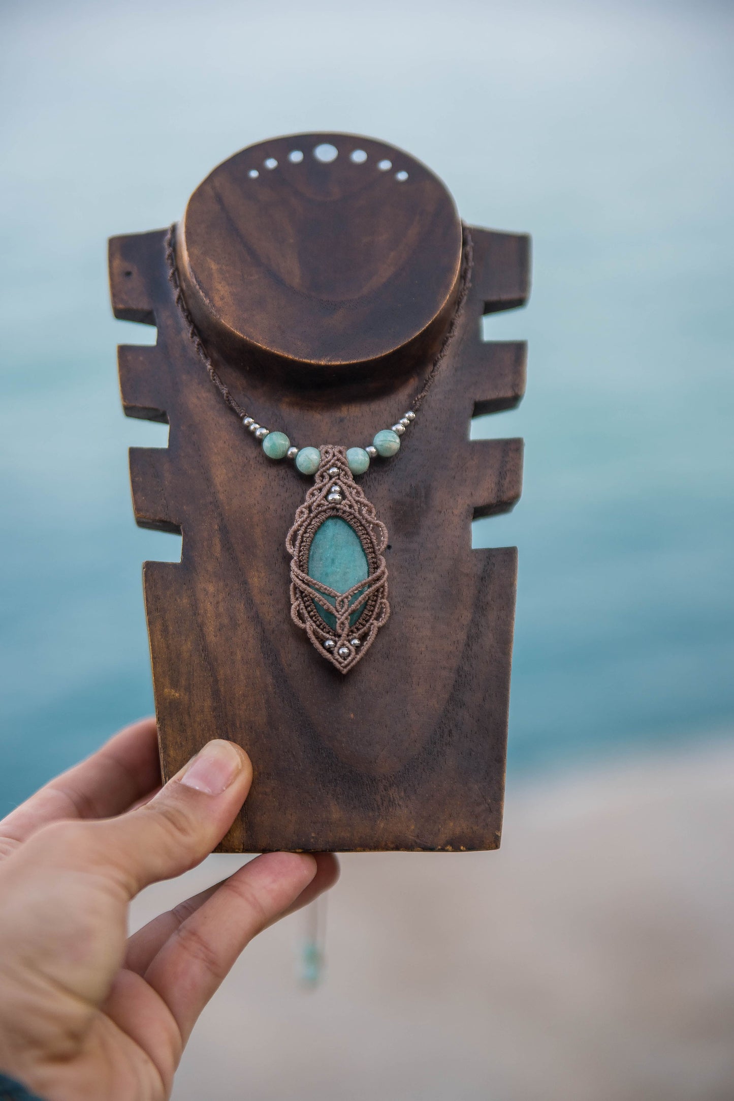 Tejido a mano. Collar con Amazonitas naturales