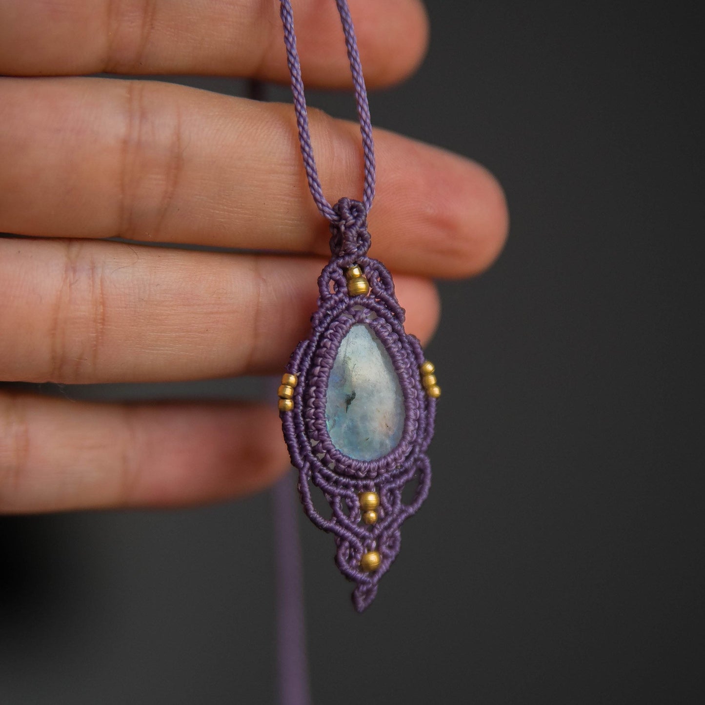 Collar con Piedra Lunar