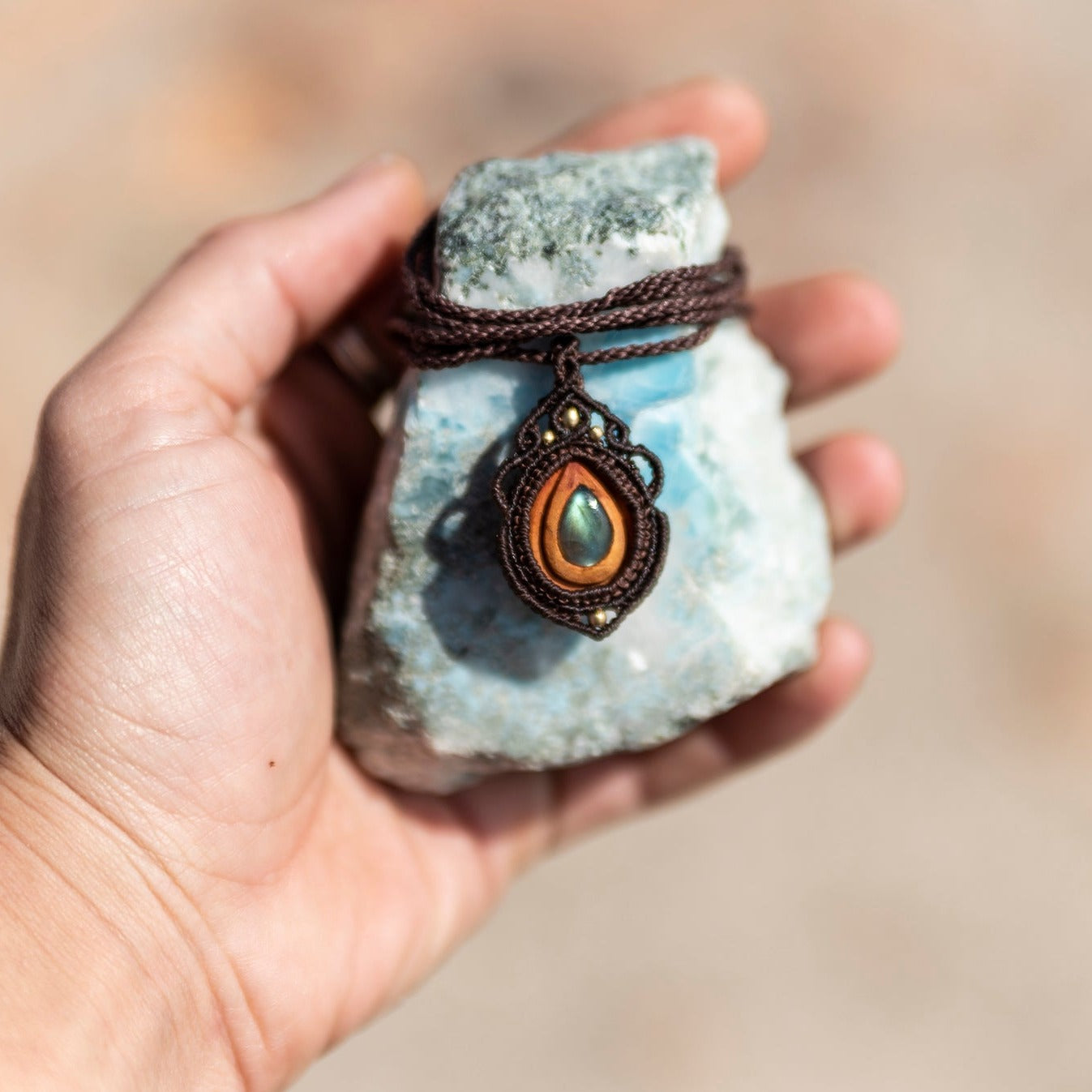 Collar con semilla de aguacate y Labradorita