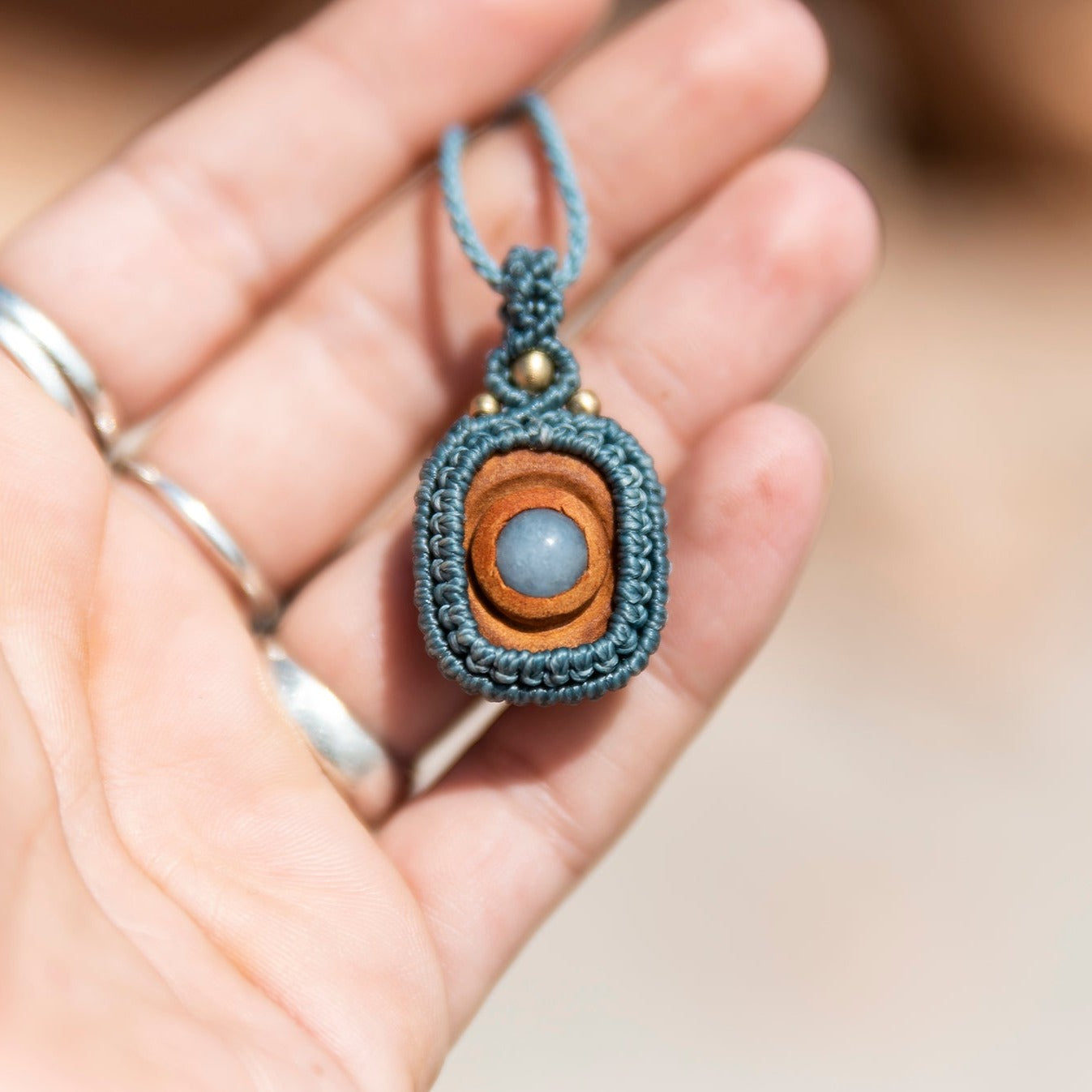 Collar con semilla de aguacate y aguamarina