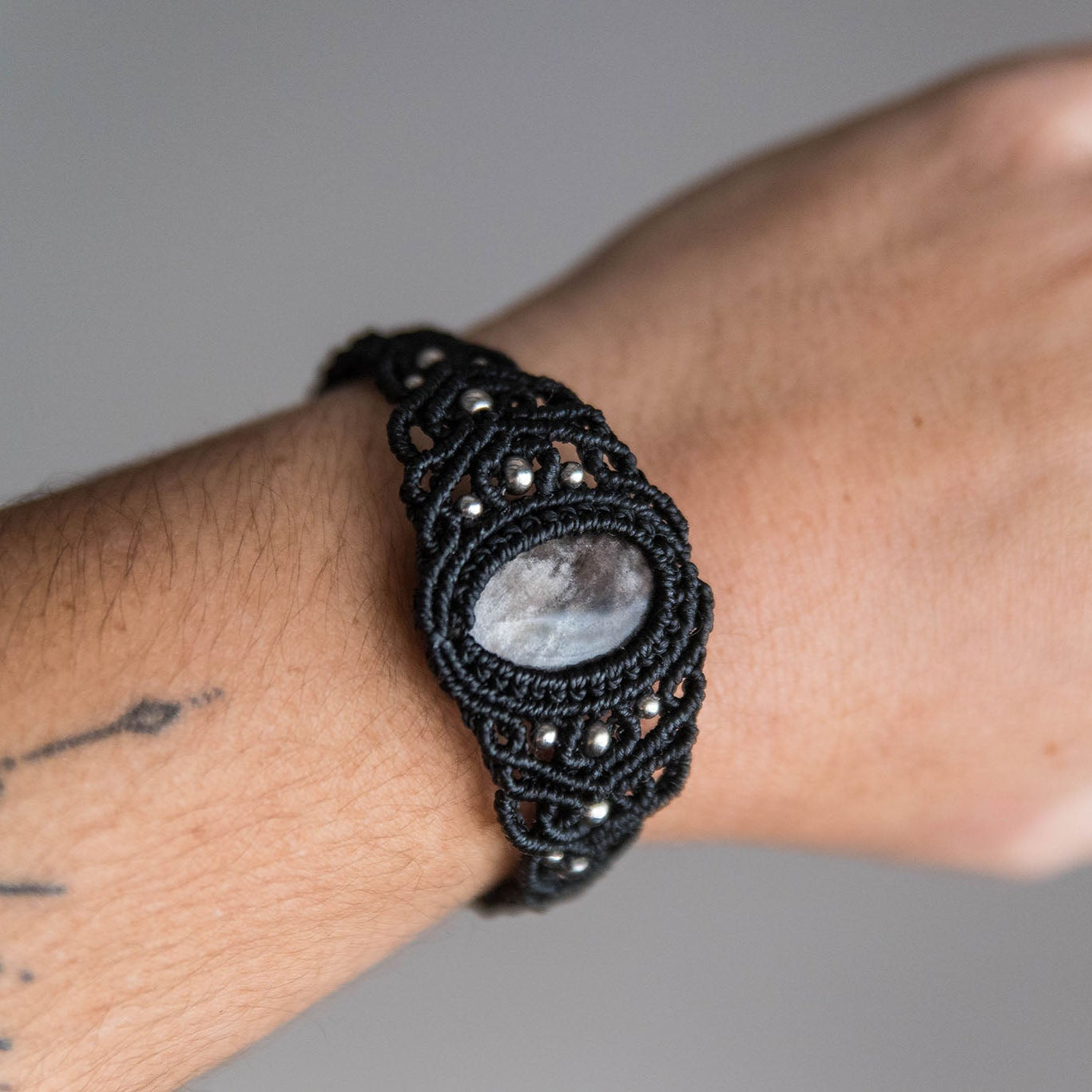Brazalete Unuk con Obsidiana Plateada