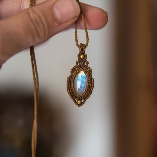 Collar con Piedra Lunar