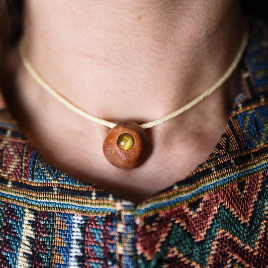 Collar con aguacate y Ojo de tigre dorado