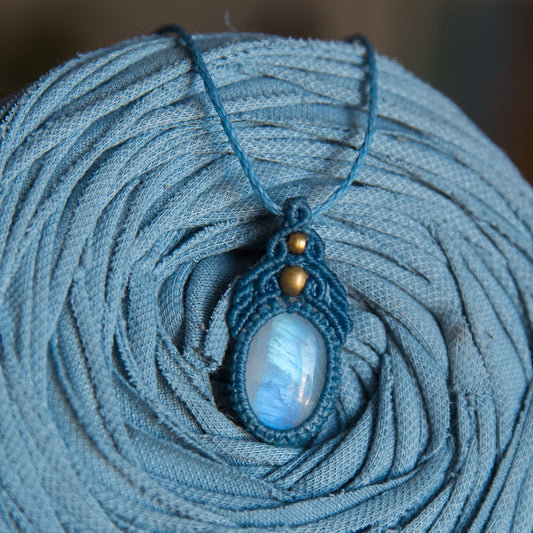 Collar con Piedra Lunar