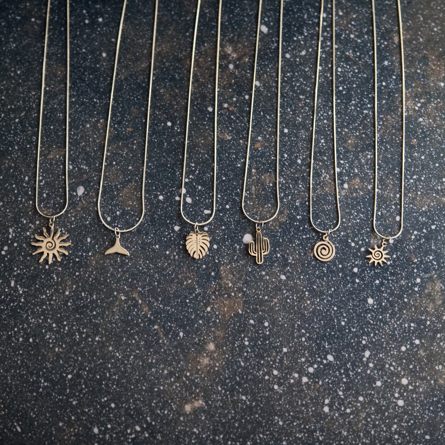 Collares de acero plateado