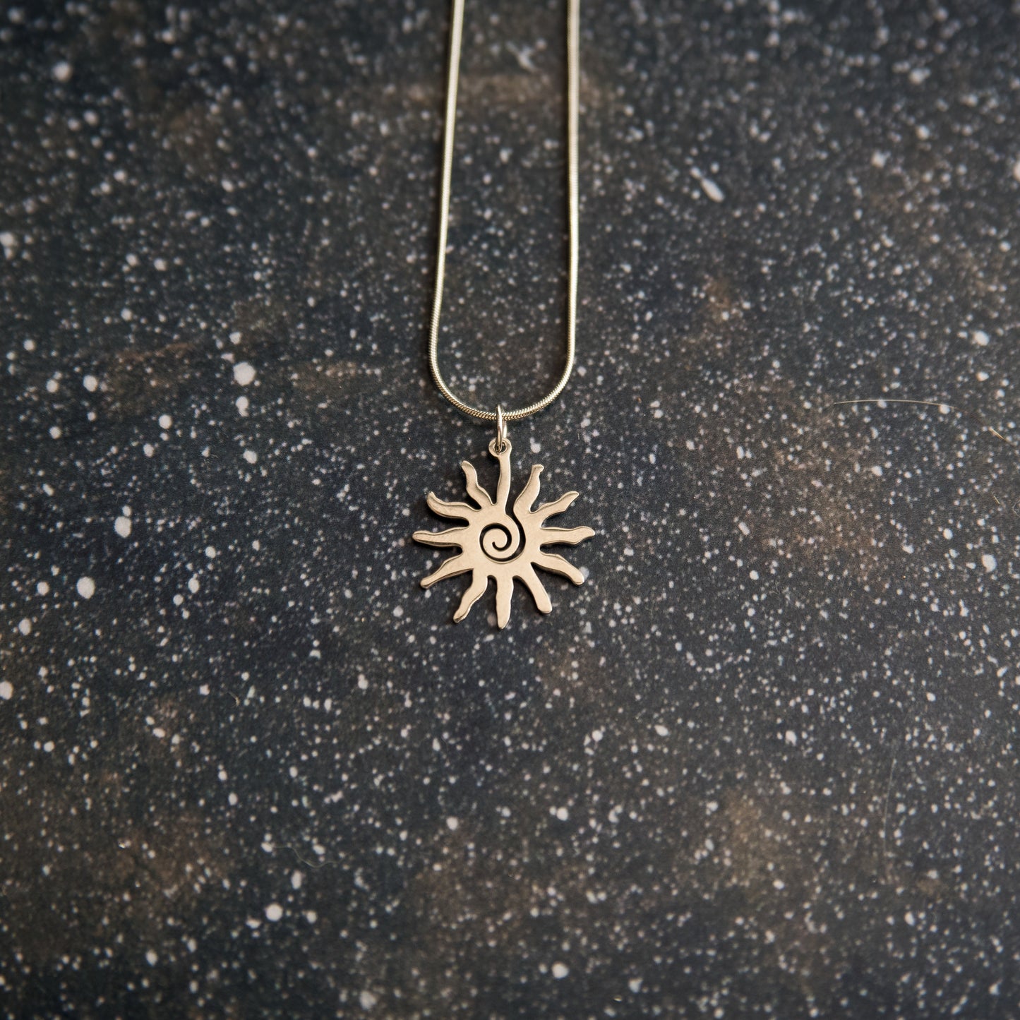 Collares de acero plateado