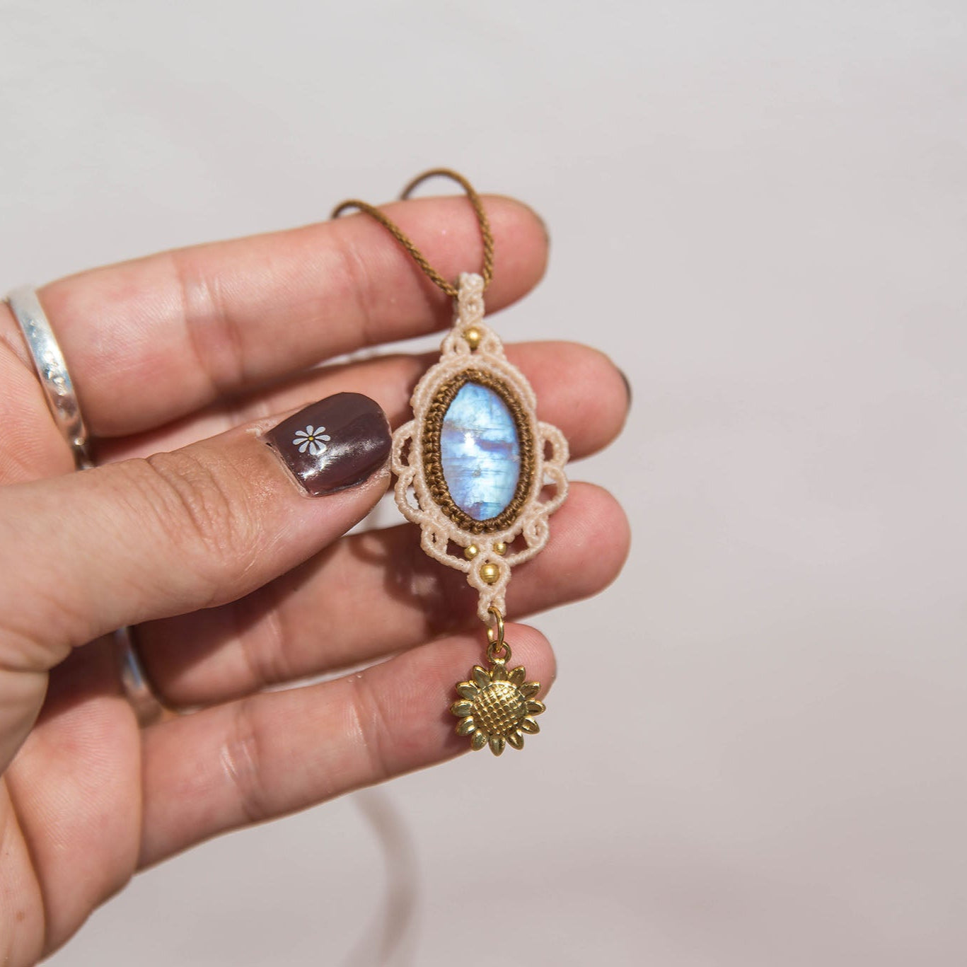 Collar con Piedra Lunar