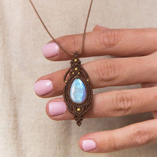 Collar con Piedra Lunar