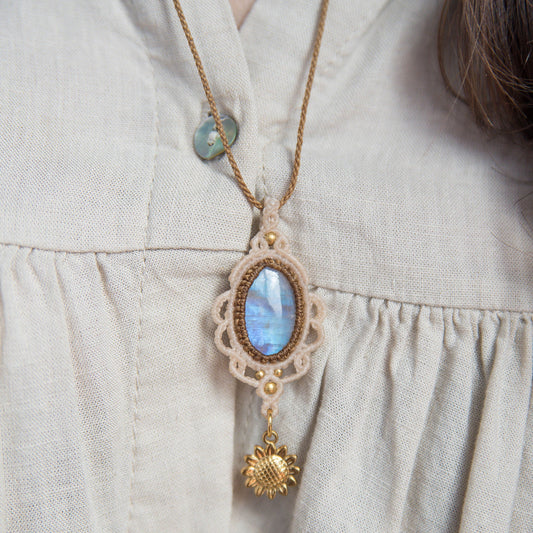 Collar con Piedra Lunar