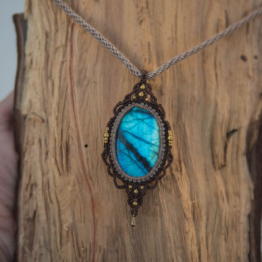 Collar hecho a mano con Labradorita azul