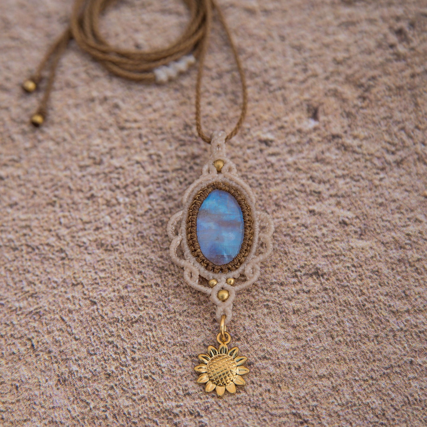 Collar con Piedra Lunar